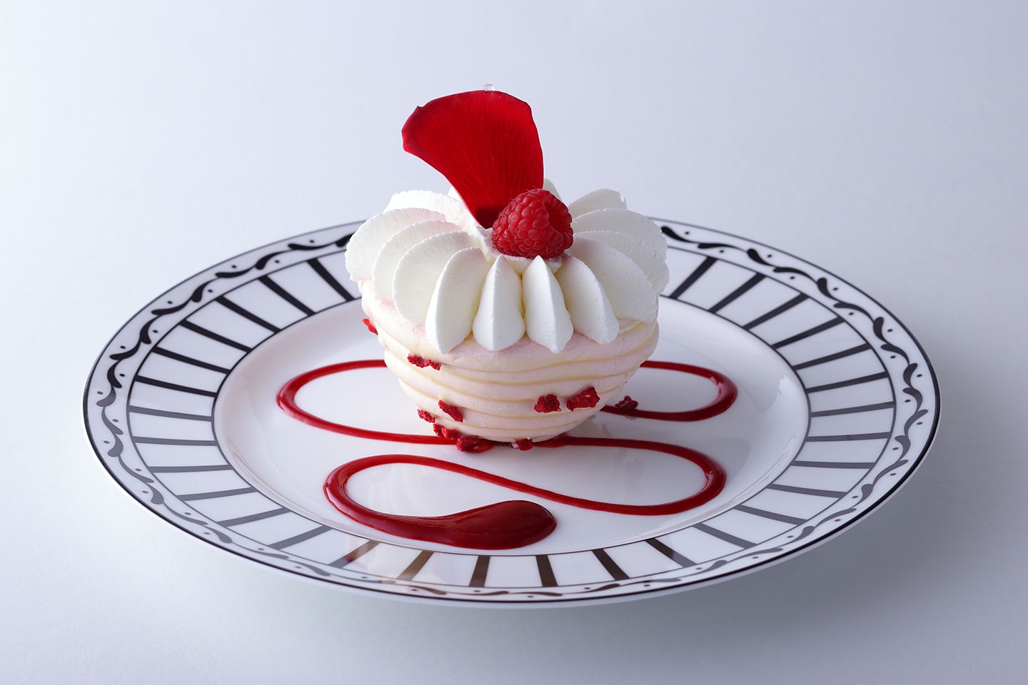 「Vacherin Rose, Framboise, Litchis(バシュラン ローズ、フランボワーズ、ライチ)」¥3,295(サービス料・税込、提供期間/2019年1月末まで)