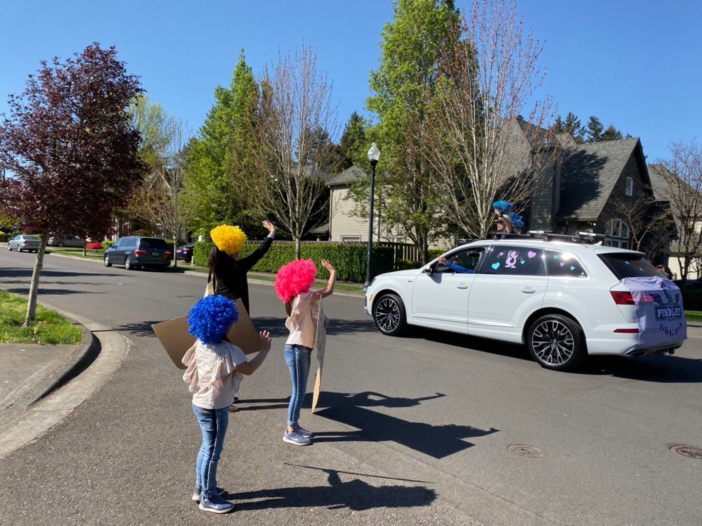 学校の先生がひとりひとり車から、各家の子供たちに声掛けし、親子で応援メッセージを送った