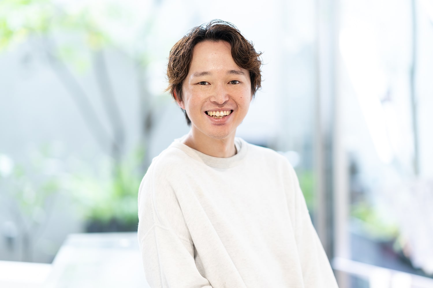 Cocoon・スタイリストSHUNさん。日帰り旅行が趣味なのだそう。「この前、朝4時起きで秋田へ。東京で見ることができなかった桜を見てきました。菜の花ロードにも行きましたが、途中で飽きちゃうくらい長くて驚きましたね(笑)」