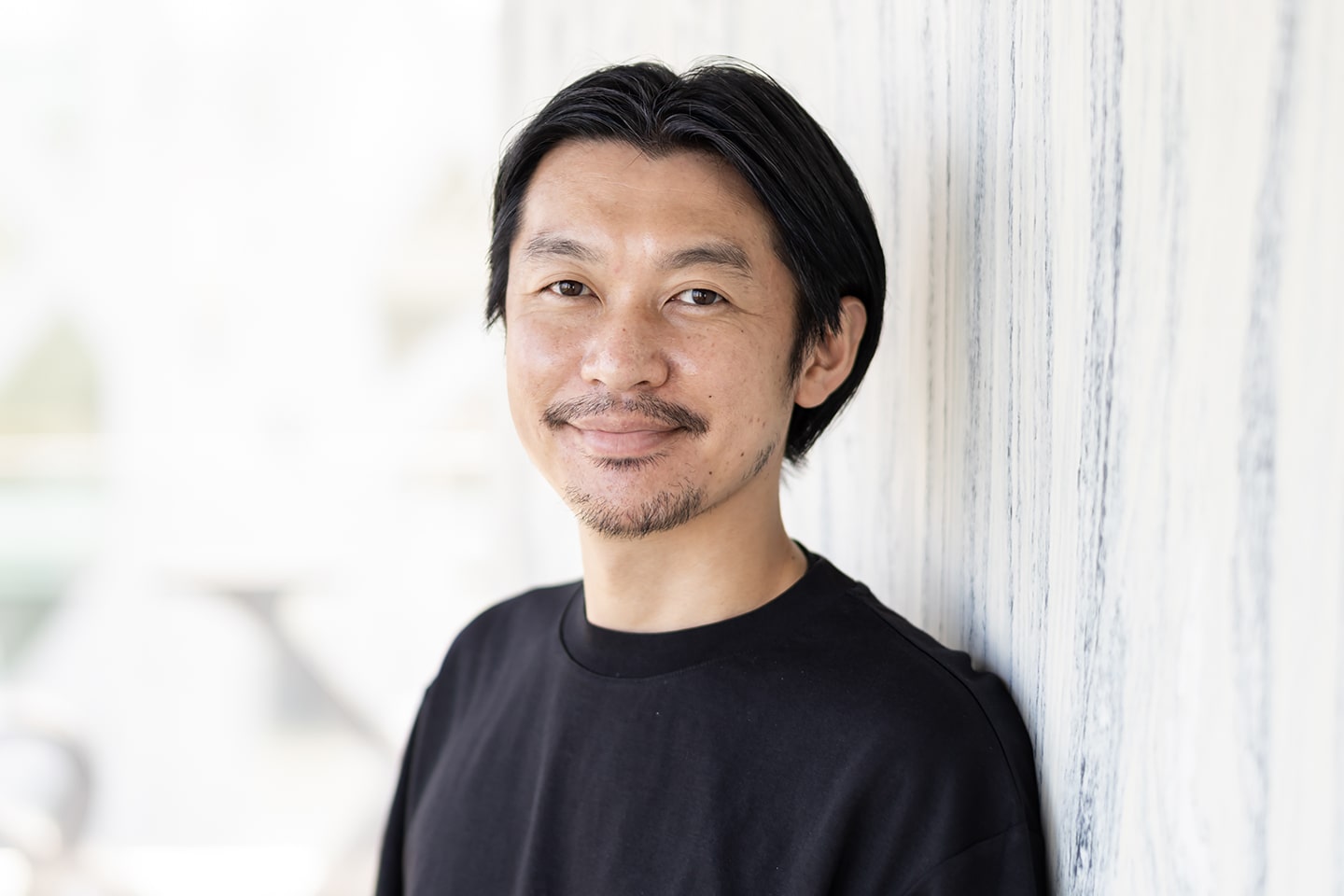 LANVERY代表の菅野太一朗さん。「最上階で窓が多く、開放感のある空間でゆっくりとくつろいでいただけます。ぜひ遊びにいらしてください」Instagramアカウント@taiichirosugeno