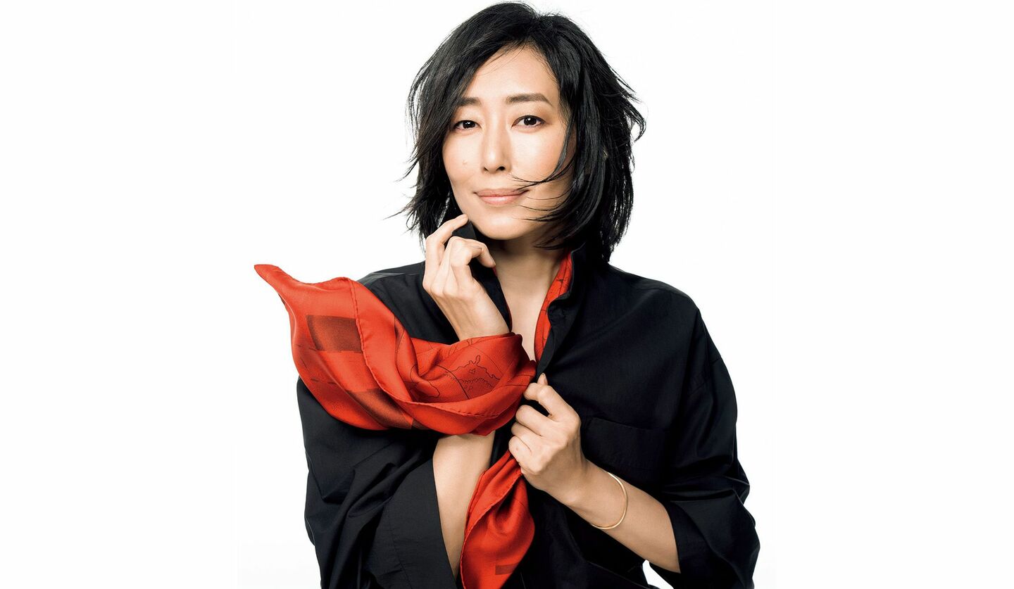 エルメスのスカーフ『カレ』を身に着けた、女優・木村多江さんの写真