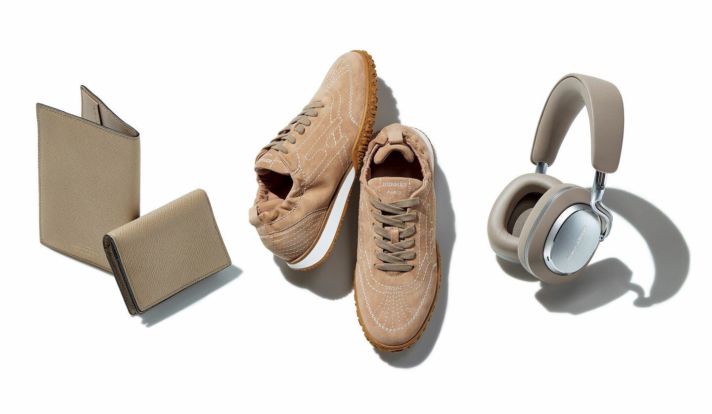 「バウワース アンド ウィルキンズ」のヘッドフォン、「スマイソン」のカード&パスポートケース、「エルメス」のレザースニーカー