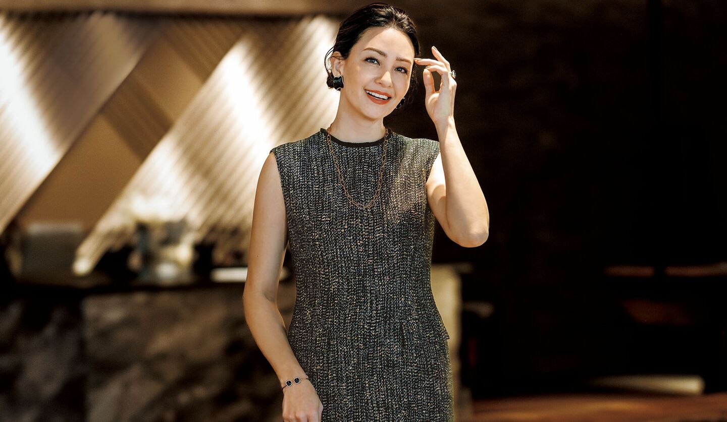 「オブリオ」のワンピースを着用したモデルのRINAさん