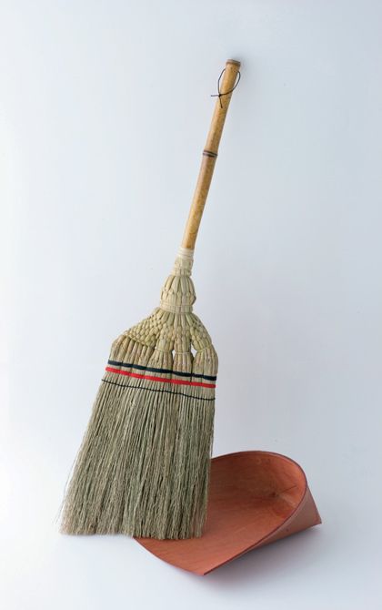 

	手箒 [全長75～80㎝] ￥10,800、はりみ [間口30㎝] ￥1,512（ともに税込）

