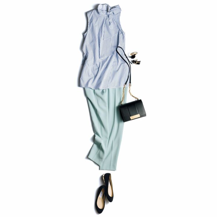 ブラウスは襟元が華やかなぶん、潔く腕を見せるノースリーブをチョイス。大人好みの、さわやかな甘さのデザインのブラウスです。つかず離れずのストレートシルエット＋センタープレスが、淡色パンツをすっきり見せてくれます。ブラウス￥41,000（イーストランド〈ヴィクトリア ヴィクトリア・ベッカム〉）、パンツ￥68,000（エスカーダ・ジャパン〈エスカーダ〉）、バングル［ヴェネツィアンガラス］￥39,000（チェルキ〈ヴェネツィア－ナ〉）、バングル［レザー］￥11,000／参考価格（アマン〈アンボワーズ〉）、バッグ￥165,000（セルジオ ロッシ）、靴￥73,000（JIMMY CHOO）