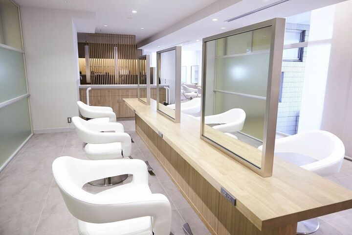 ヘアのみならネイル、ヘッドスパ、アイラッシュ、フェイシャルエステ…トータルでビューティ提案を。ゆったりとした席でリラックスした時間を過ごせる大人のためのサロン。