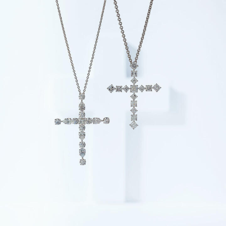 左／『マドンナ・クロス・ペンダント￥3,340,000』［ダイヤモンド×プラチナ］・右／『スクエアエメラルドカット・クロス・ペンダント』￥3,110,000［同］