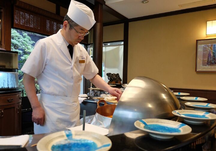 無駄のない動きに関心しながら、揚げたてができあがるのを待つ