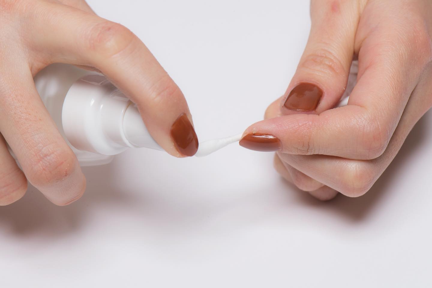 乳液のつけすぎは、さらなるくずれやヨレの原因になるので注意。