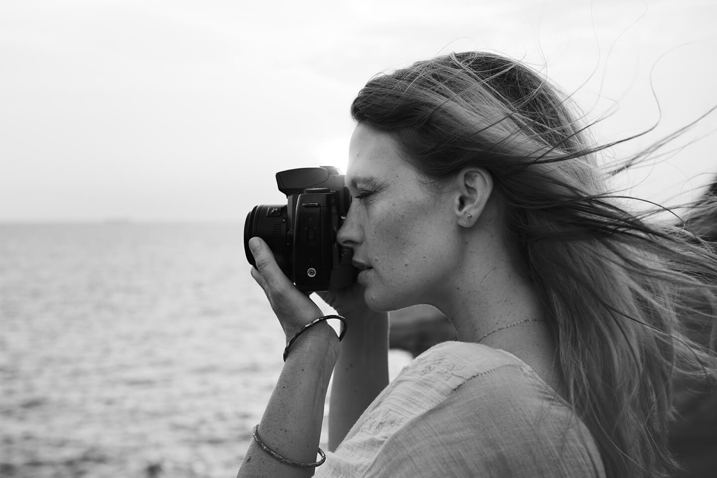 写真を撮る女性