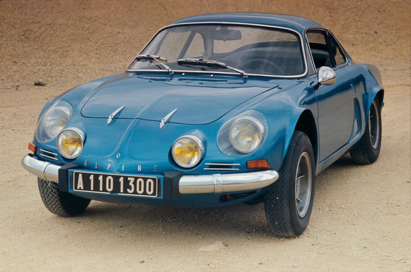 1963年、ルノー「R8」をベースに開発されたのが、「旧A110」だ。写真は初期型。改良を重ね、1977年まで製造された。