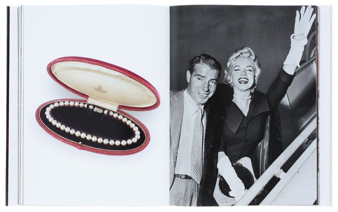 左/1954年の新婚旅行の際、マリリン・モンローが夫からプレゼントされた ミキモトのネックレス。右/当時のマリリンと、夫のジョー・ディマジオ