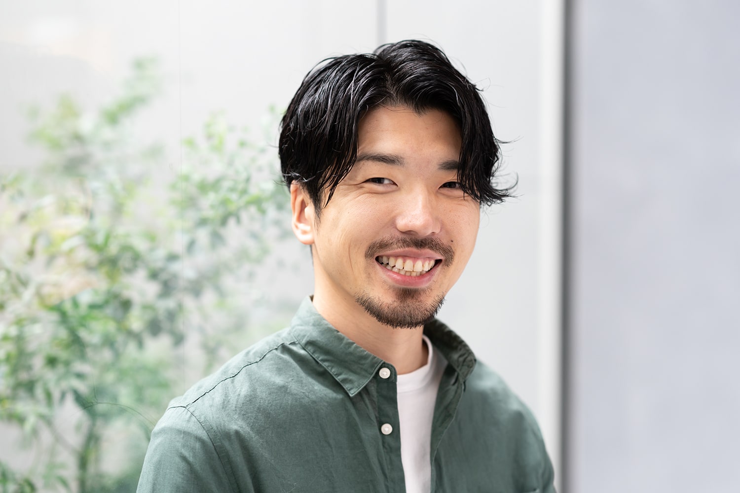 SUNVALLEY店長・忠本 功さん。甘い物が大好きで、ケーキよりも和菓子派だとか。「甘味処を見つけると、入りたくなります。あんみつにコーヒーが合うんですよ」