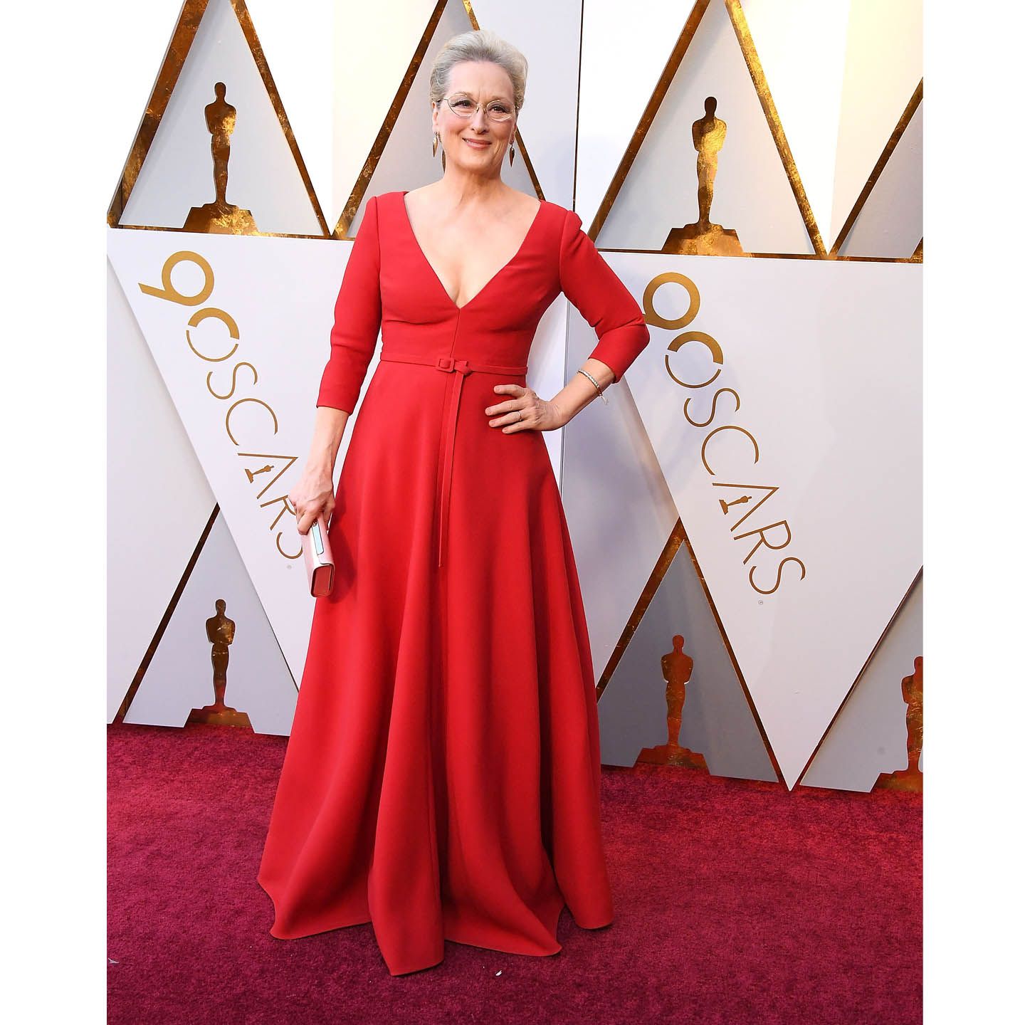 アカデミー授賞式で赤いドレスをまとったメリル・ストリープ