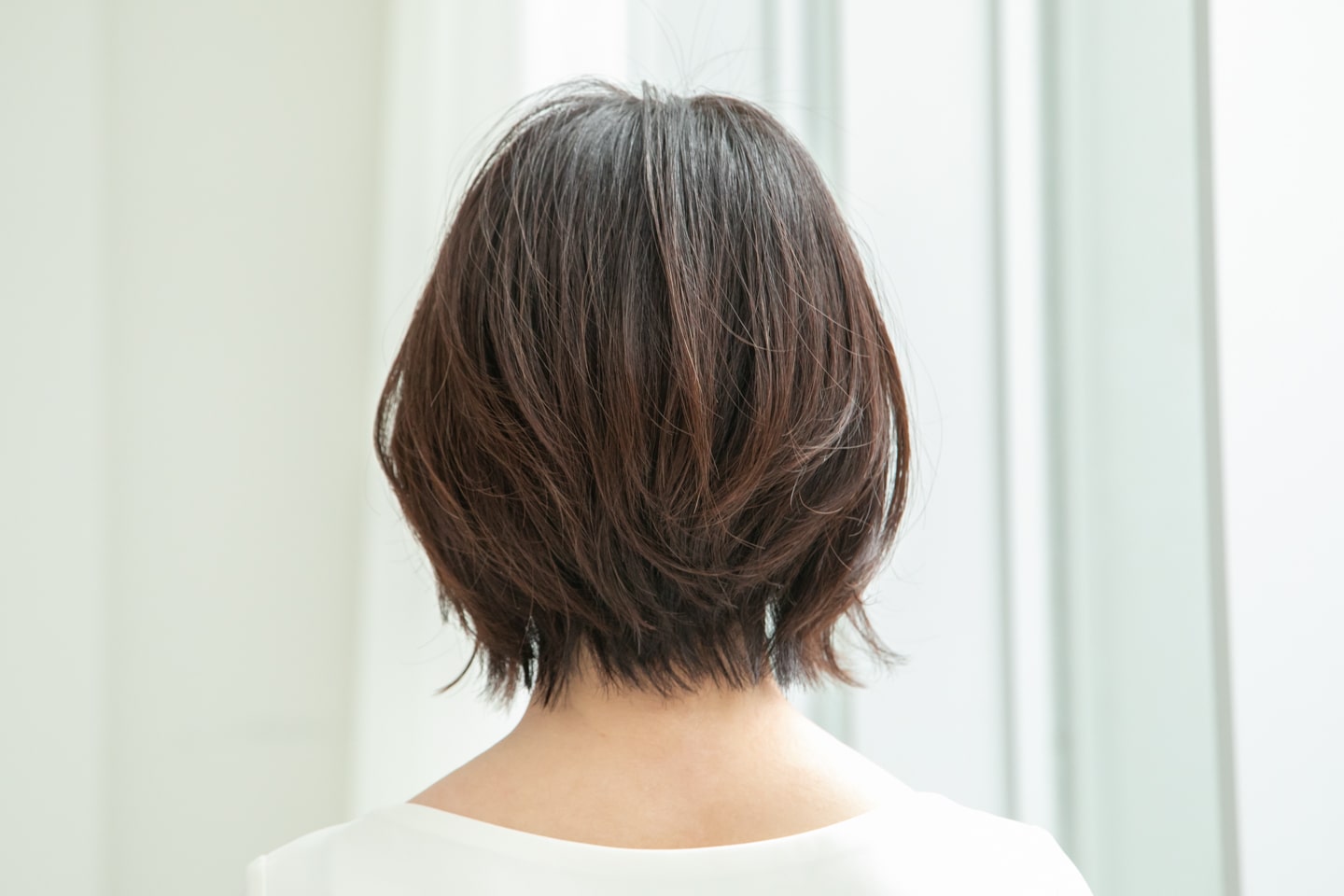 「前下がりのレイヤーショートボブ。レイヤーを入れて、動きとボリュームが出やすいようにしています。毛先の毛量をしっかり取り、くびれを作って菱形フォルムに。センターバングにすることで、顔周りにも菱形が作りやすくなります」(中川さん)