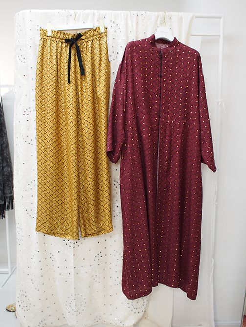 ハウス オブ ロータス(HOUSE OF LOTUS)2017秋展示会のドット柄アイテム。左/パンツ¥32,000、右/ワンピース¥56,000(ともに税抜)