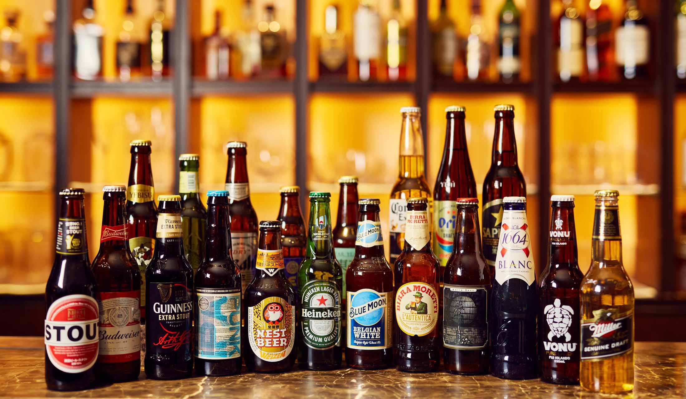 カウンターに並べられた世界のビール