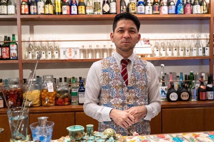 店長の比嘉浩二さん。泡盛のことはなんでも楽しそうに話してくださいます