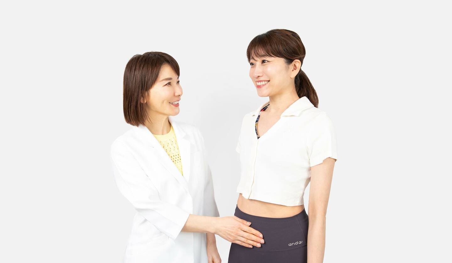 二人の女性　トレーニングの指導をしている