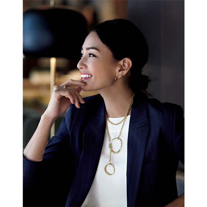 イヤリング￥65,000・ネックレス￥118,000・リング￥92,000（エドストロームオフィス〈シャルロット シェネ〉）、ジャケット￥48,000（Theory）、ブラウス／共布ベルト付き￥32,000（サードマガジン）　[Precious2019年2月号58-59ページ] 