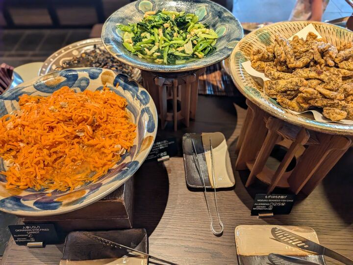 沖縄らしいお惣菜料理も並ぶ