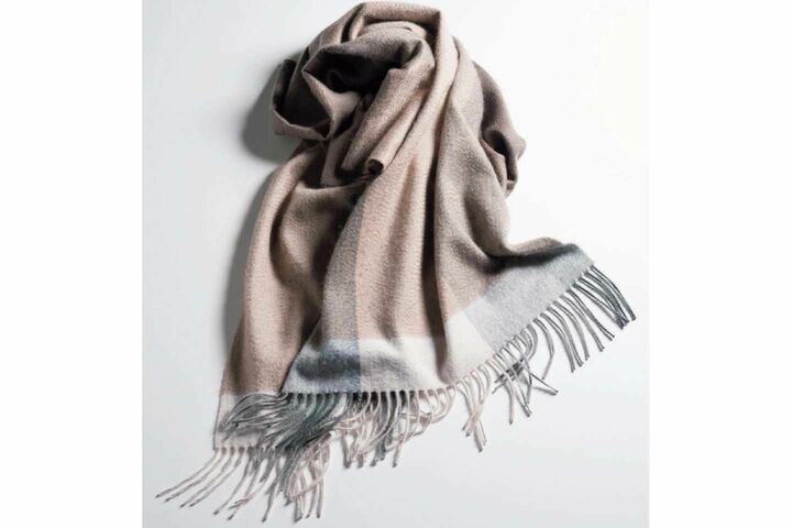 ストール［縦183×横73cm］￥74,000（ボーダレス〈ベグ アンド コー〉）