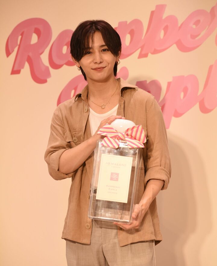「Hey! Say! JUMP」のメンバーで俳優、ソロアーティストの山田涼介さんの画像と「ジョー マローン ロンドン」夏の限定フレグランスの画像