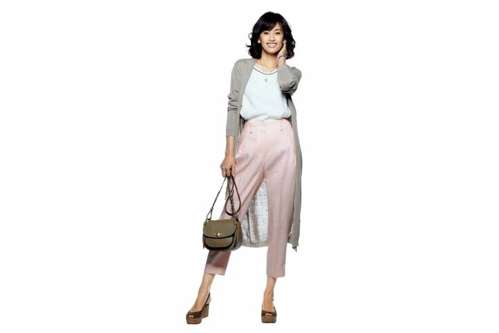 パンツ￥35,000（サポートサーフェス）　カーディガン［共素材のベルト付き］（ウールン商会〈ペセリコ〉）、ブラウス（三喜商事〈ピアッツァ センピオーネ〉）、ピアス・ネックレス・バングル・リング（ダミアーニ 銀座タワー）、バッグ（バリー 銀座店）、靴（JIMMY CHOO）