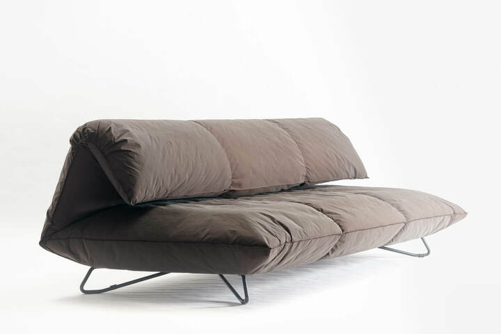 布をマキマキしてつくり上げたようなデザインの「MA」。¥390,000〜