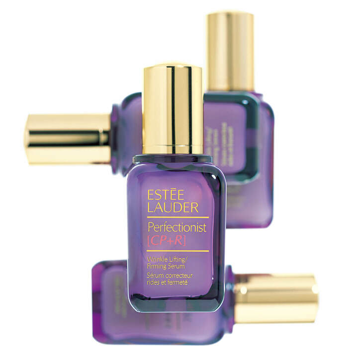 最新のテクノロジーで肌本来の力をサポートする実力派でありながら、光の特性を利用して瞬時に美肌を演出する才能も。小ジワや肌の凹凸、くすみや黄ばみもきれいにカムフラージュ。パーフェクショニスト[CP+R] 50mL ￥14,700