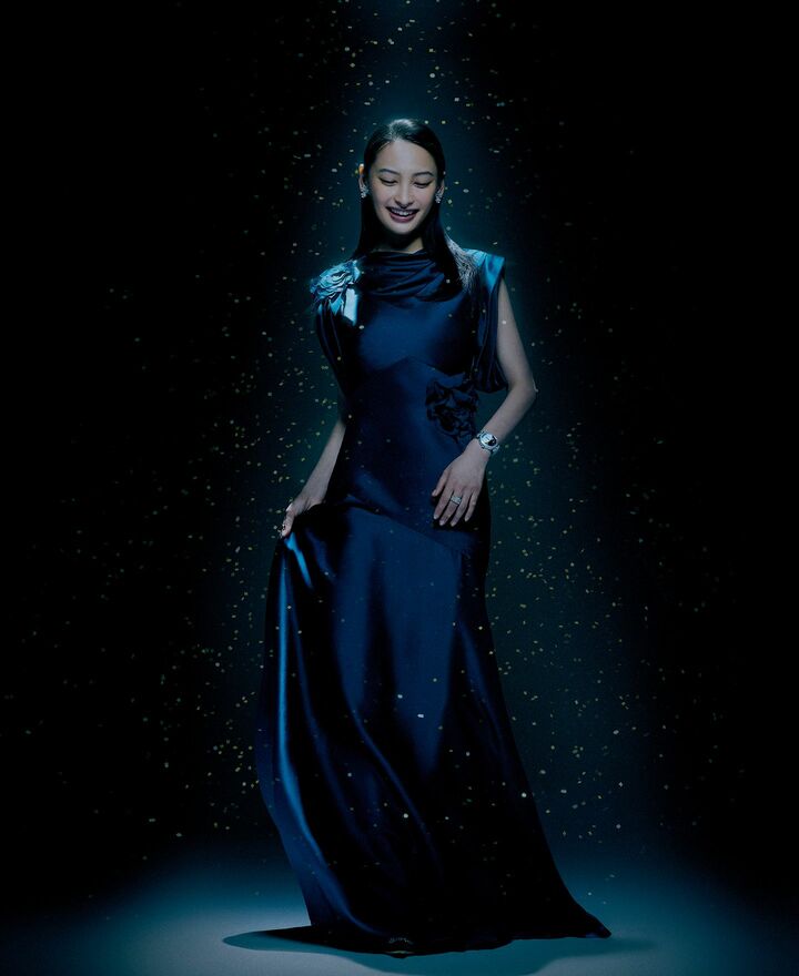 「ヴァン クリーフ＆アーペル」の時計『レディ アーペル ジュール ニュイ ウォッチ』を着用した大政絢さん