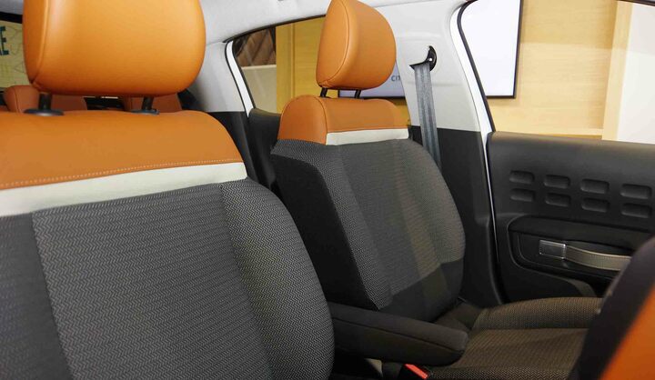 シートもご覧のように洒落ている。黒一色の内装では絶対に得られない刺激に満ちている。