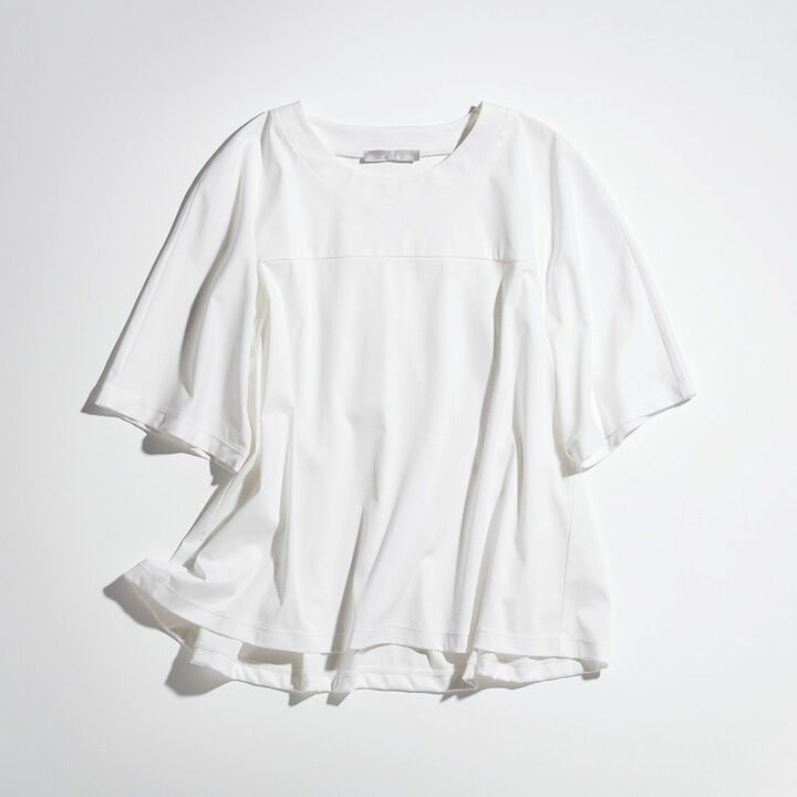 白Tシャツ￥13,000／サイズ展開：34、36（日本サイズ）［コットン100％］（トラデュイール）　［Precious2019年8月号151ページ］