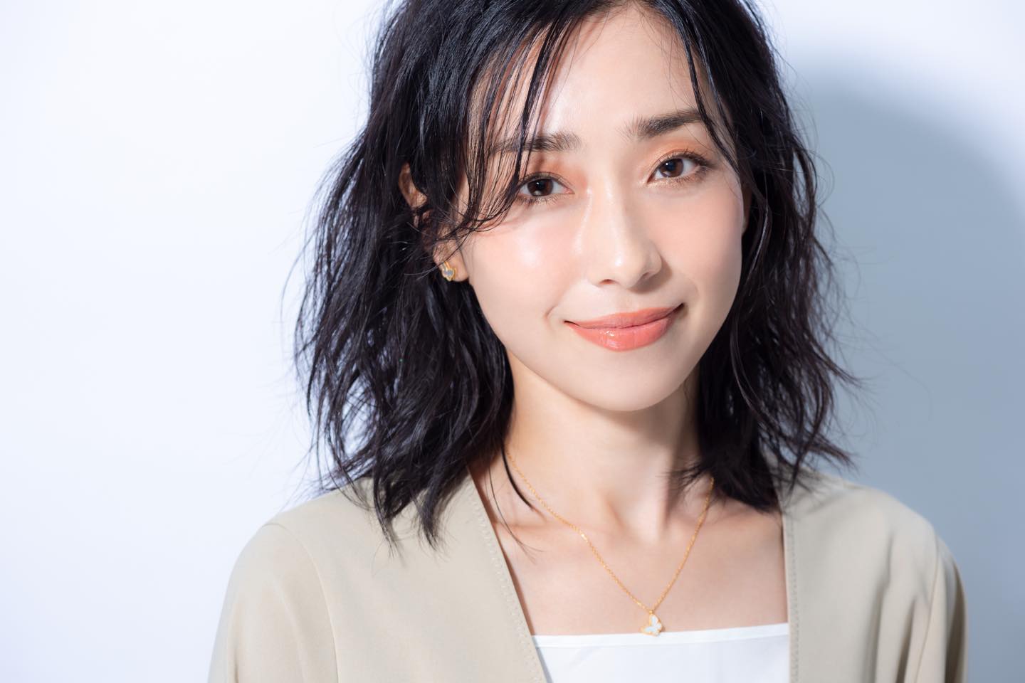 肌そのものが輝きを宿しているような清潔感のある上品なツヤ肌に。