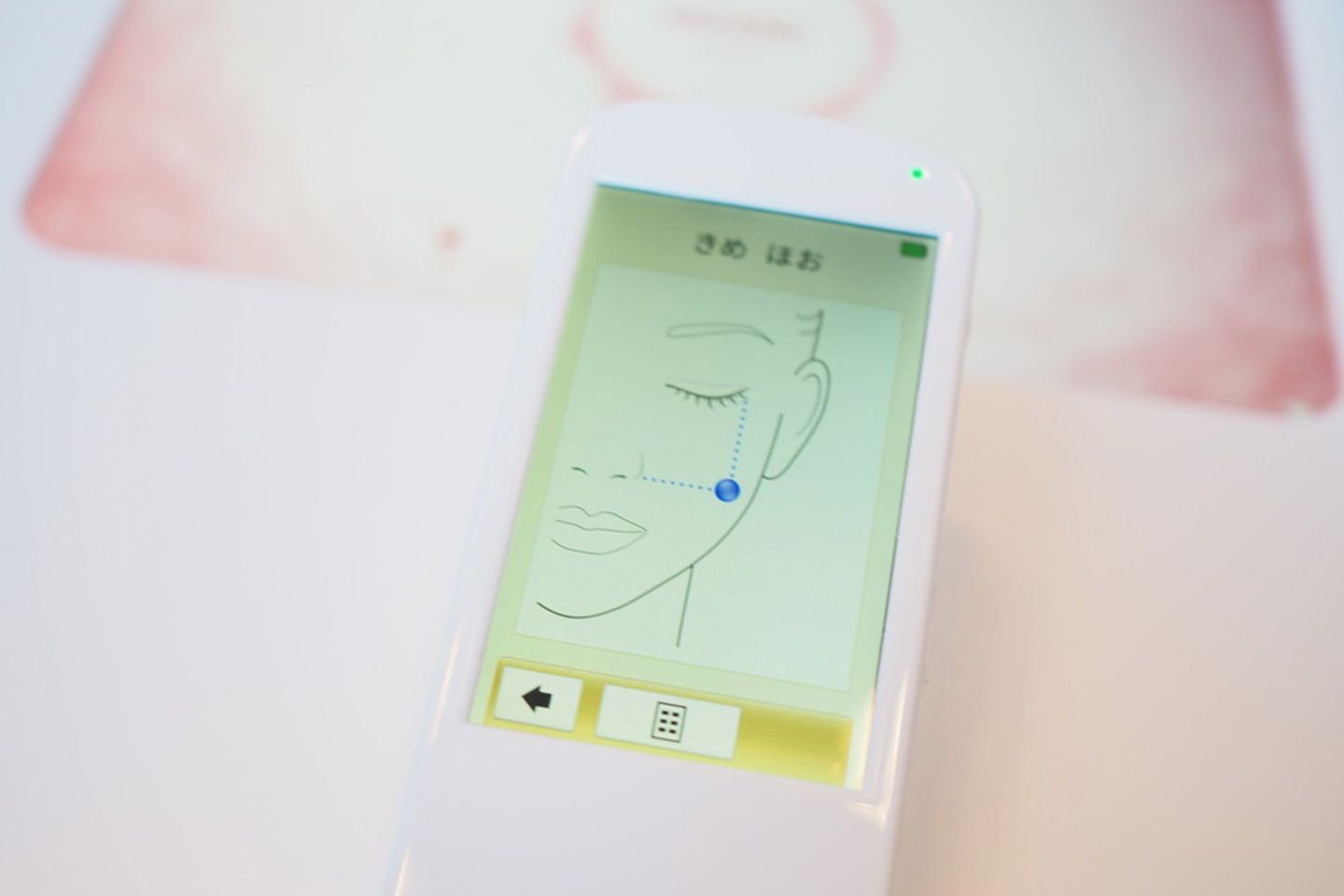 肌の4箇所を測定し、肌状態を診断。メイクしたままで診断できるすぐれもの。