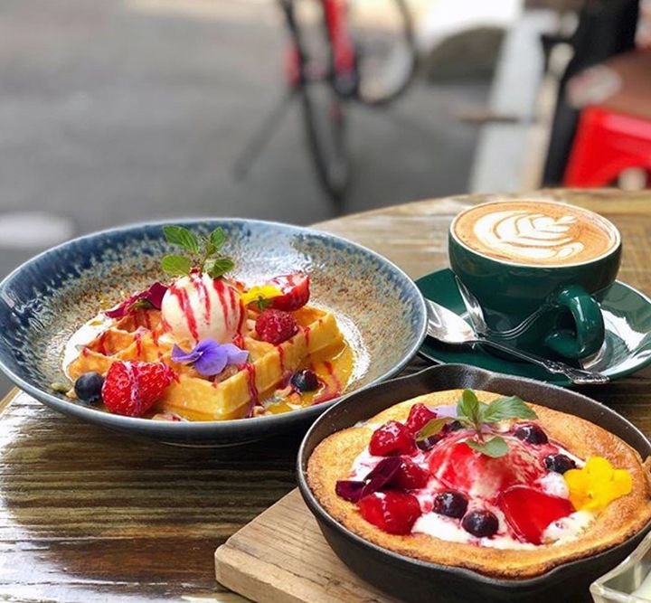 ホットケーキ ¥1,600(右)/ワッフル ¥1,350(左)