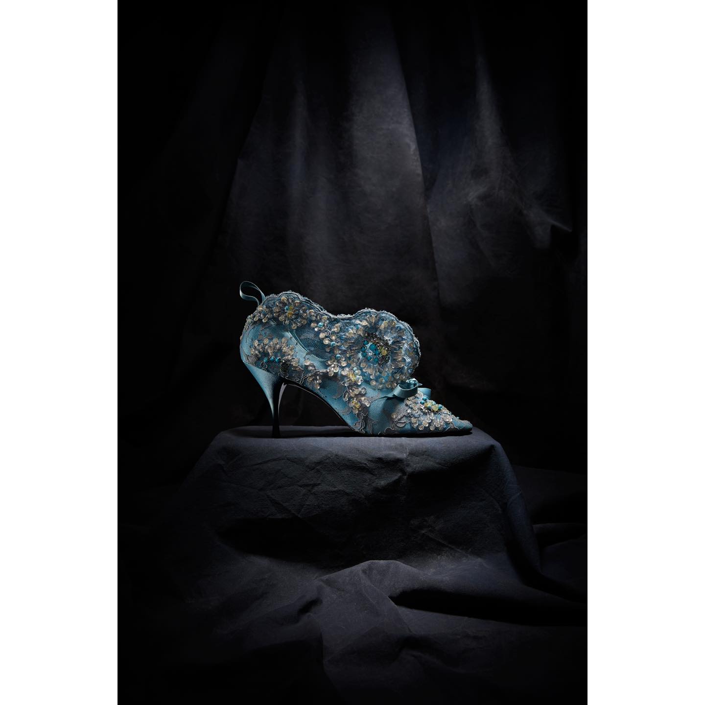 華麗な刺繍入りレースのイヴニング・アンクル・ブーツ。「ルイ15世」ヒール。1961年秋冬 Christian Dior by Roger Vivier. The Metropolitan Museum of Art collection, New York. ©︎Gérard Uféras