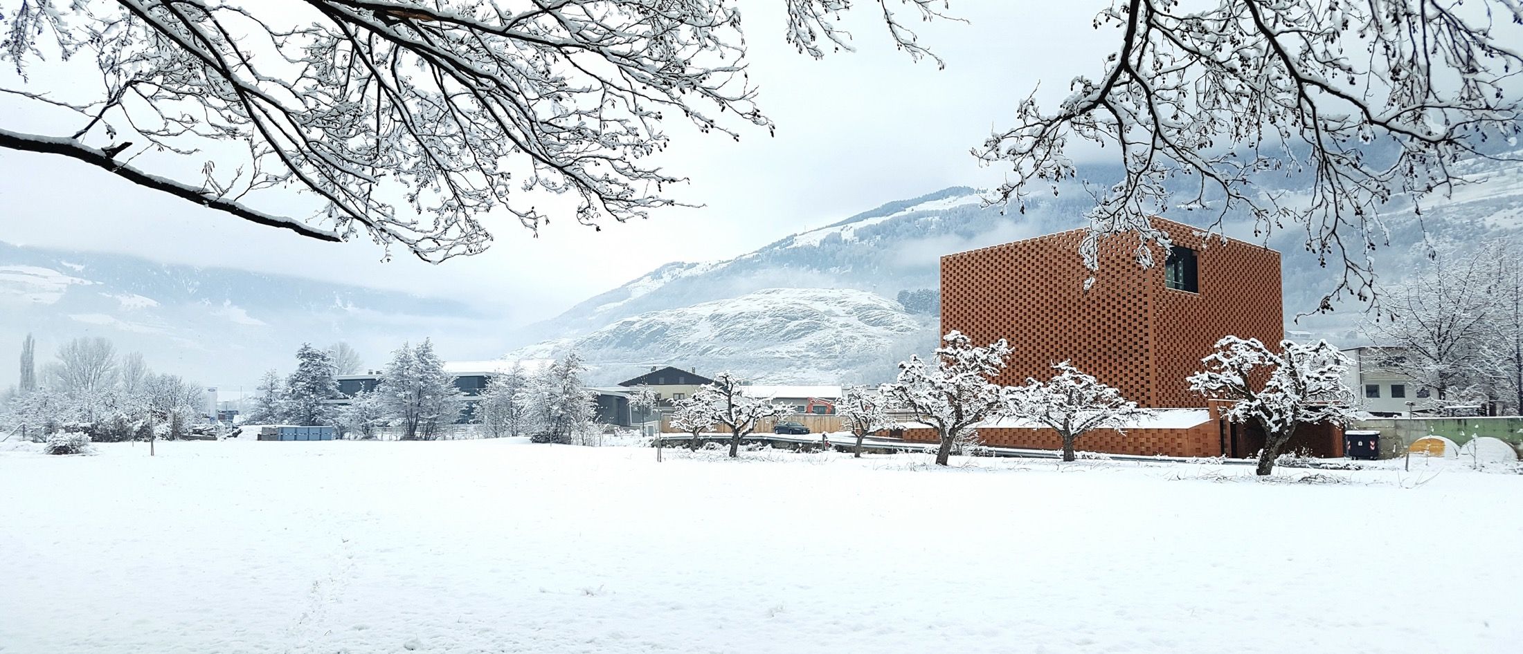 アルト・アディジェ州の厳しい冬には「プーニ」の蒸留所は深い雪に包まれる。夏冬の寒暖差がウイスキーを静かに、そしてしっかりと熟成させる。