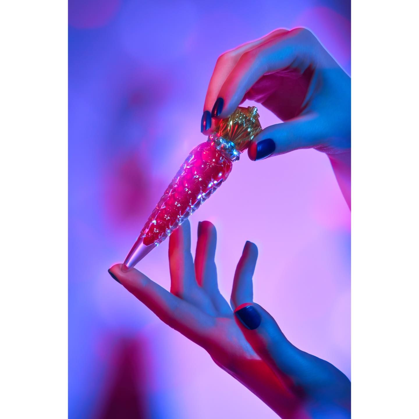 首からグロスを下げて、夏のシンプルな着こなしのアクセントにも。@Christian Louboutin Beauty