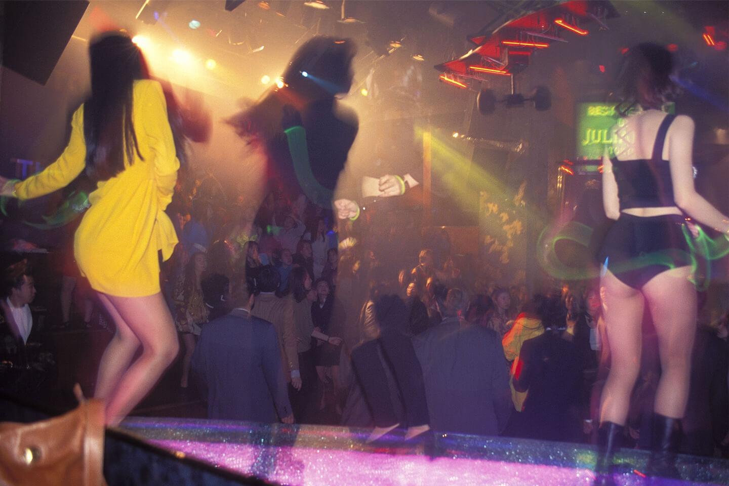 お立ち台で踊る女性達