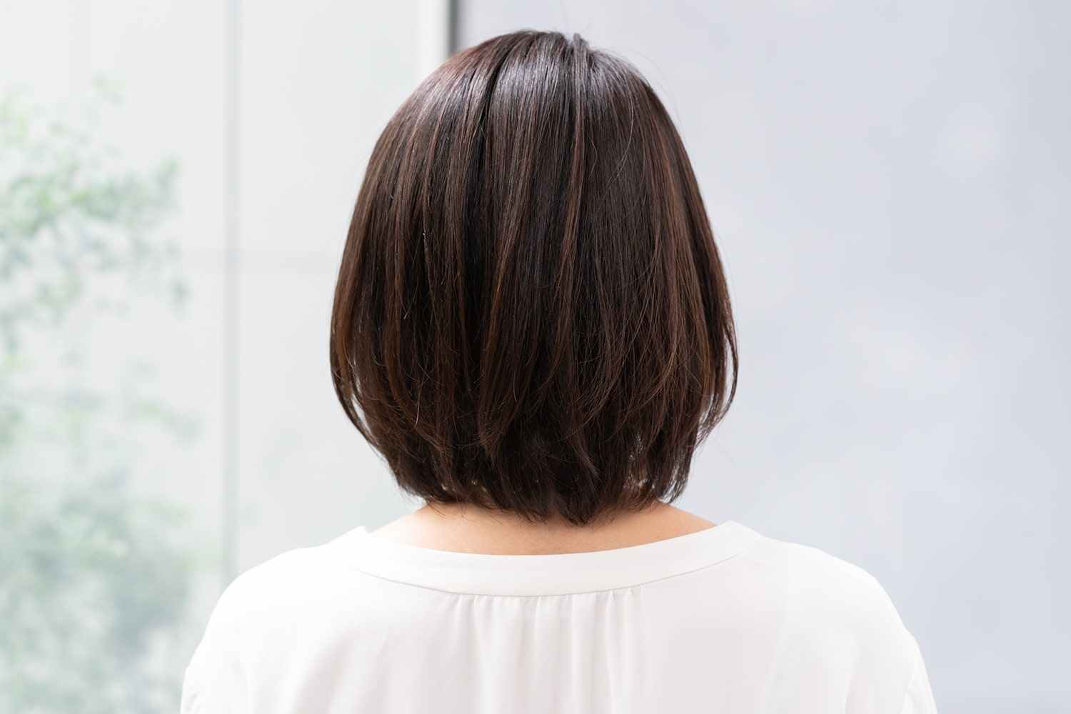 ハチから下にボリュームはあるものの、頭頂部のボリュームが少ない中村さん。「何もしないと広がってしまうので、広がりやすいサイドを狭めつつ、ちょうどカチューシャをするあたりのボリュームが出るようにレイヤーを入れています。ボブはストンとしたシルエットになりがちですが、耳のあたりがふわっと膨らんで菱形ラインになるようにカットしています」(忠本さん)
