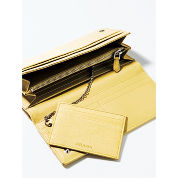 パスケース付きの優れもの取り外し可能なパスケースには、交通ICカードやIDカードを入れるポケットのほかに、2つのスロットを搭載。