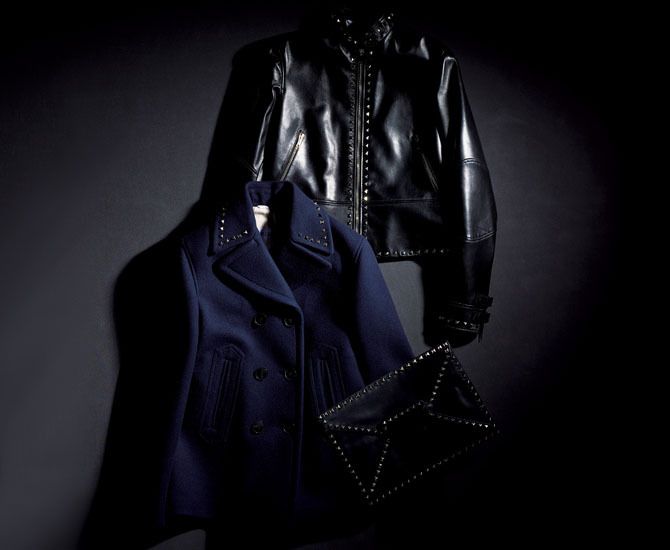 上から／“ヴァレンティノ”のレザージャケット ￥672,000・“ヴァレンティノ”のピーコート ￥381,000・“ヴァレンティノ ガラヴァーニ”のクラッチバッグ［縦24.5×横32.5㎝］￥167,000（すべて税抜）