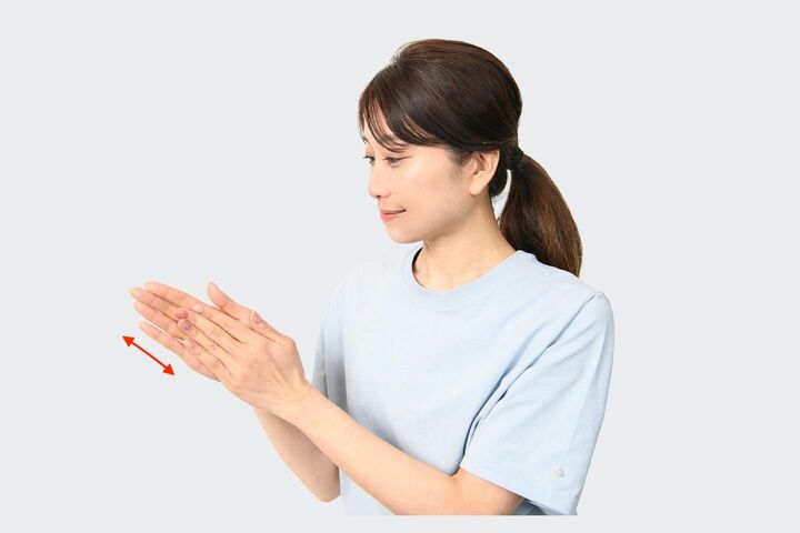 手のひらを10〜20秒こすり合わせて温める