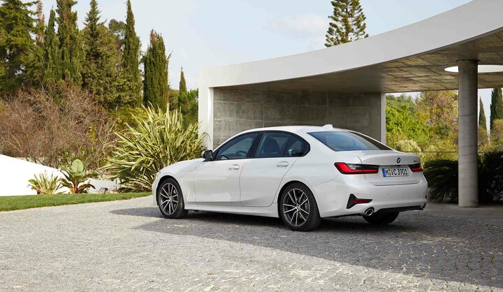 ウィンドウの輪郭は「ホフマイスターキンク」と呼ばれるBMWセダン伝統のかたちが守られている。
