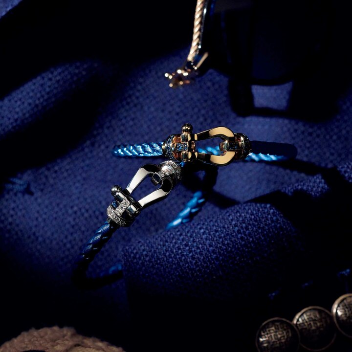 ブレスレット上から［YG×ブルーサファイア×SS］￥464,000・［WG×DIA×レザー］￥529,000・サングラス￥83,000（フレッド）ジャケット￥86,000（トレメッツォ〈タリアトーレ〉） エスパドリーユ￥8,000（ラ マヌアル アルパルガテラ）