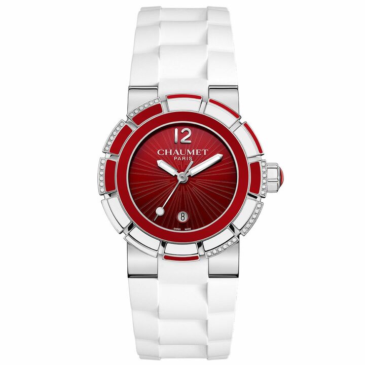 「クラスワン」コレクション ウォッチ￥531,360［予定価格・税込］　ケース：ステンレススチール・ダイヤモンド、ケース径33mm、レッドラッカーベゼル、ダイアル　ストラップ：ホワイトラバー・メタルブレスレット付き　ムーブメント：クオーツ