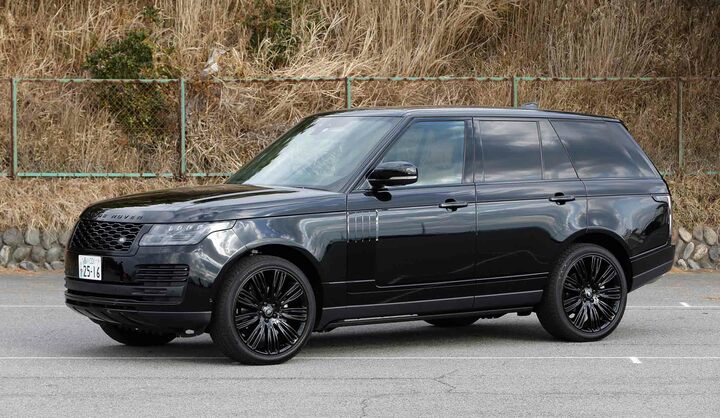 角度の立ったキャビンを持つレンジローバーは、存在感抜群。