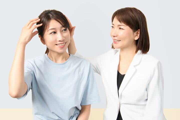 二人の女性　マッサージの指導をしている