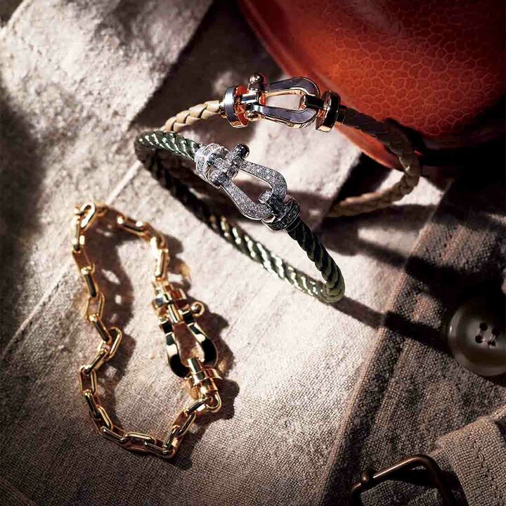 ブレスレット上から［PG×グレーマザーオブパール×レザー］￥431,000・［WG×DIA×SS］￥940,000・［YG×YG］￥623,000（フレッド）ジャケット￥73,000（ビームス六本木ヒルズ〈フォルテラ〉） 靴￥79,000（ウィリー〈フラテッリ ジャコメッティ〉）